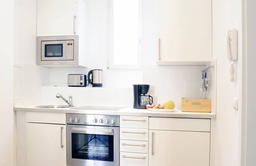Bornheim Apartment | Serviced 2-room apartment m. Fully equipped with WiFi, cleaning, laundry service