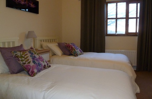 Burgh Island Cabin | set in stunning countryside and only 1 mile from the surfing beach of Bantha