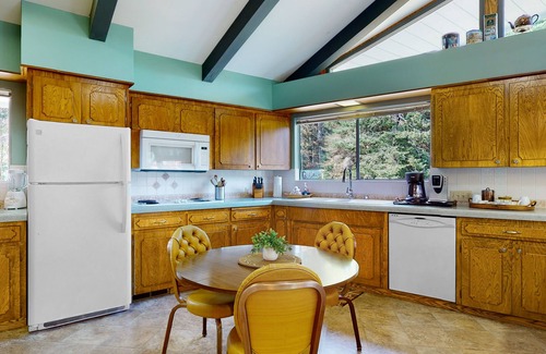 Orick House | Set on a hilltop surrounded by Redwood National Park w/views of the Pacific