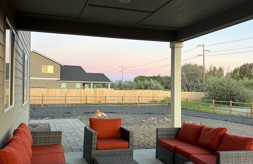 Ellensburg House | Settle In: Modern 4BR with Hot Tub