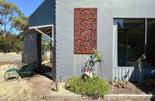 Seven Mile Beach Apartment | Seven Mile Escape House A - Close to Airport