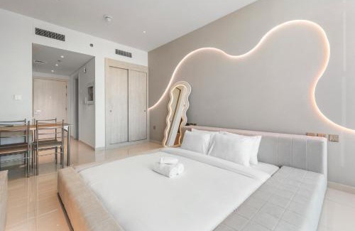 Palm Jumeirah Apartment | Seven Palm Hotel with West beach access