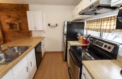 Seven Springs Condo | Seven Springs 3 BR Deluxe Condo, Near Golf Course by RedAwning