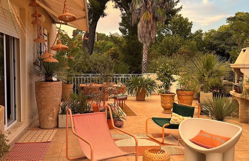 Les Camoins Villa | Seventies ambience with all modern comforts, villa with pool and garden