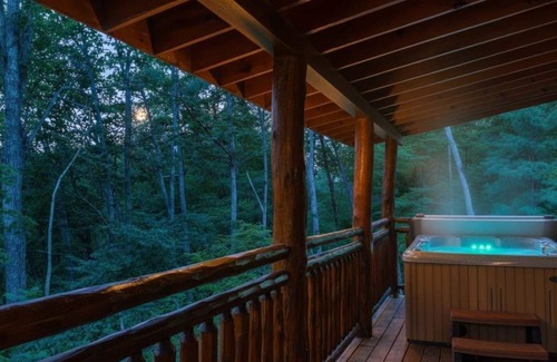 Sevierville Ski Chalet | ‼️Sevierville Cabin | Mtn Views, BBQ & Hot Tub