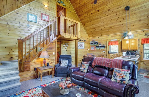 Sevierville Cabin | Sevierville Cabin: Private Deck, Community Pool!