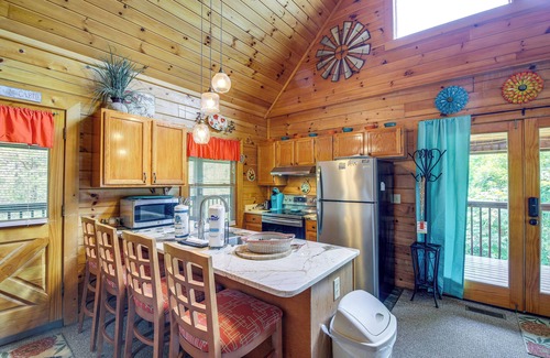 Sevierville Cabin | Sevierville Cabin: Private Deck, Community Pool!