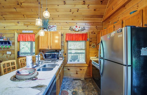 Sevierville Cabin | Sevierville Cabin: Private Deck, Community Pool!