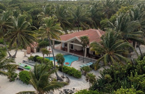 San Pedro House | Shades of Blue - Private Beach Paradise