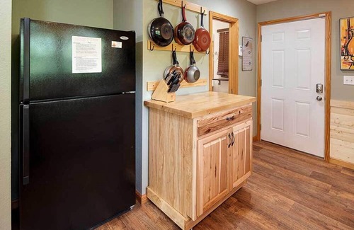 Flat Hollow Marina Cabin | Shady Grove' kayaker's paradise, private dock & safe swimming, gentle slope
