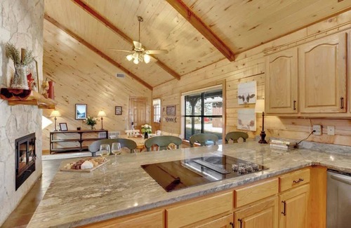 Fredericksburg House | Shady Lane Lodge - Near Town & Wheelchair Access