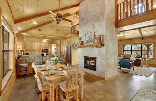 Fredericksburg House | Shady Lane Lodge - Near Town & Wheelchair Access