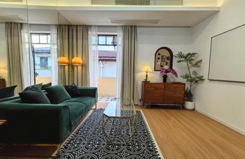 Huaihai Road Commercial Area Apartment | Shanghai Hills & Zinn Sunshine BnB with Balcony Near Metro Line1 Changshu rd