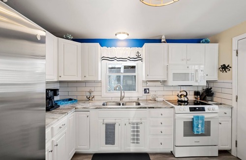 Hampton Condo | Shangri-La Escape | Steps to Beach and Marina | AC