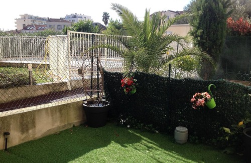 Riou - Petit Juas - Av de Grasse Apartment | Shared Pool and Garden