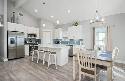 Bella Vista House | Shared Pool, Pet Friendly, Water View