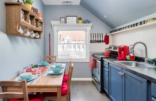 Riverview Apartment | Shark House · Shark House✦King Bed✦30+day✦11 min to city✦