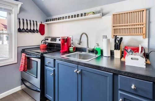 Riverview Apartment | Shark House · Shark House✦King Bed✦30+day✦11 min to city✦