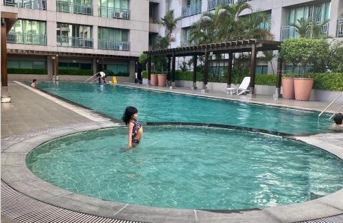 Highway Hills Apartment | SHAW BLVD 69 sqm 2 bdrm w/WiFi, parking, across Shangrila Mall