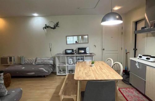 Highway Hills Apartment | SHAW BLVD 69 sqm 2 bdrm w/WiFi, parking, across Shangrila Mall