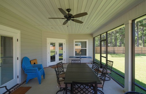 Navarre House | Shelluva Good Time - 3 King Beds 8 Min to Beach