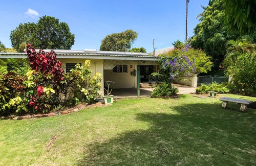 Oistins Villa | Shelsea, Idyllic garden villa, 3 beds, lge private garden, 2 mins walk to beach.