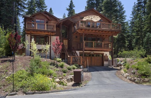 Kingswood Estates House | Shelton Kingswood Luxury Home - Hot Tub
