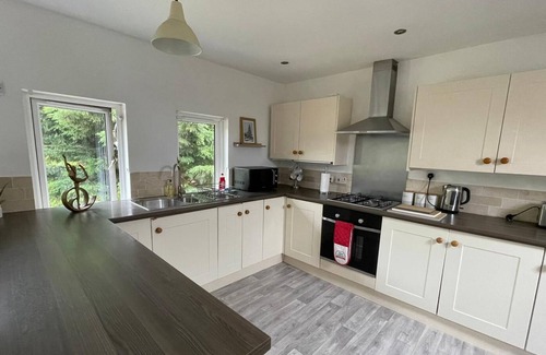 Knowle Sands House | Shenley House with Garden, Free Parking & Smart TV with Netflix by Yoko Property