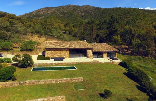 Bormes-Les-Mimosas House | Shepherd House in the Vines