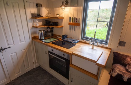 Lonmore Cottage | SHEPHERDS HUT, romantic, character holiday cottage in Dunvegan