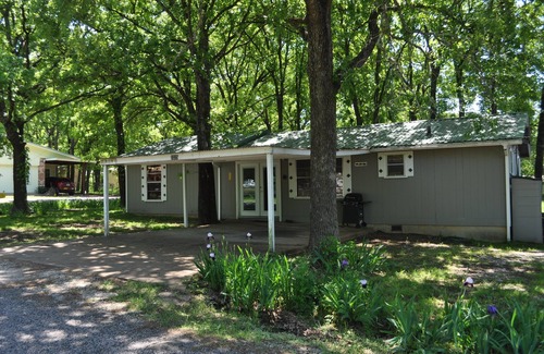 Gordonville House | Sherwood Oaks Lodge Sleeps 4-5.