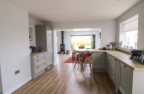 Shipton Gorge Cottage | SHIPTON HILL VIEW, pet friendly, with a garden in Shipton Gorge