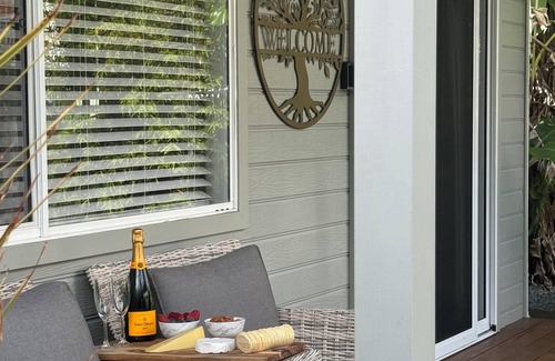 Shoal Bay Cottage | Shoaly House Cottage - A charming coastal escape