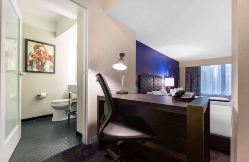 Streeterville Hotel | Shop Chicago’s Magnificent Mile – Steps Away from Navy Pier - Bar On-Site