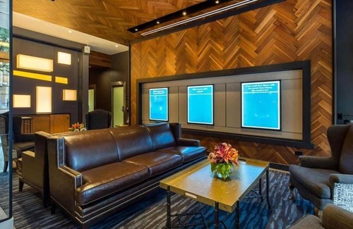 Streeterville Hotel | Shop Chicago’s Magnificent Mile – Steps Away from Navy Pier - Bar On-Site