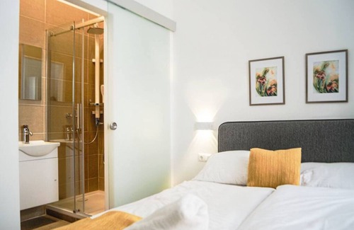 Mariahilf Hotel | Shopping Paradise 9BR Complex Ideal for 22 People