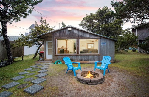 Oregon Coast House | Shore Dr. Cottage #105 - Steps to surf & pub. Cute & affordable cabin