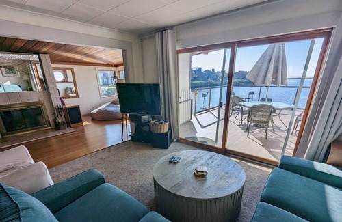 West Alameda House | Shoreline Paradise: Wake Up on the Water