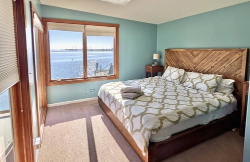 West Alameda House | Shoreline Paradise: Wake Up on the Water