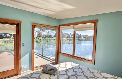 West Alameda House | Shoreline Paradise: Wake Up on the Water