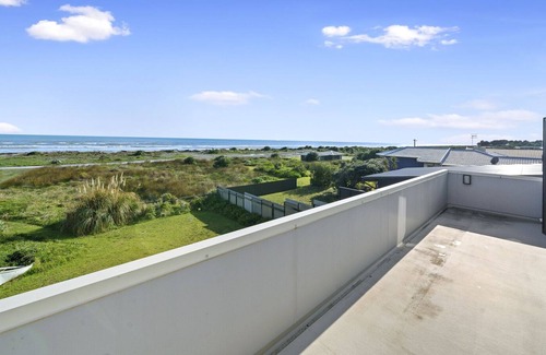 Te Horo Beach House | SHORELINE SERENITY – TE HORO BEACH HOLIDAY HOME in Te Horo Beach