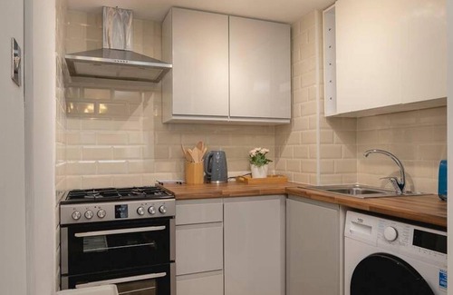 Brighton City Centre Apartment | Short Walk to I360 and Beach 5 Condo With Patio