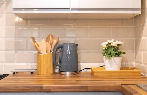 Brighton City Centre Apartment | Short Walk to I360 and Beach 5 Condo With Patio