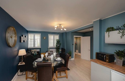 Brighton City Centre Apartment | Short Walk to I360 and Beach 5 Condo With Patio