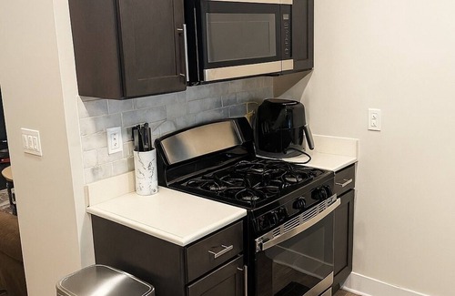 New Haven House | Short Walk to Yale | 4BR| Laundry|WiFi