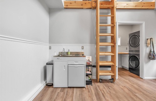 Lakeside Cottage | Short walk to the pool/tennis/rec center Great outdoor space