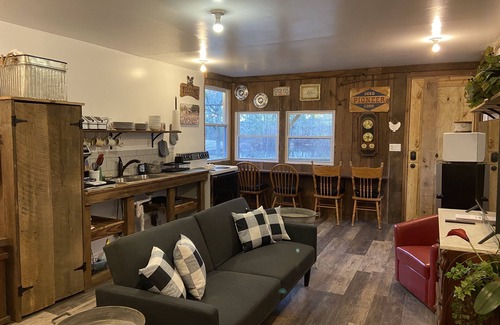 Holy Trinity Cabin | Shotgun Cabin at the Pond