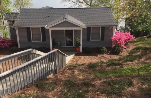 New London House | Showcasing views of the National Forest and the main channel of Badin Lake!