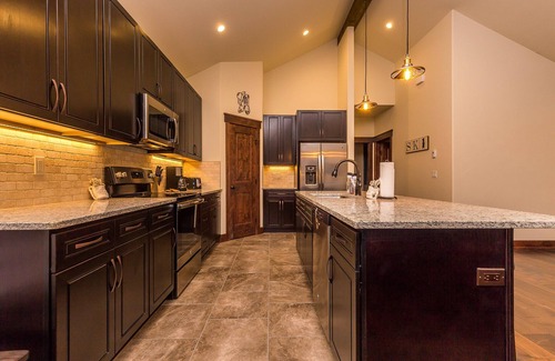 Keystone House | Shuttle Nearby, Minutes Away from Gondola, Shopping, Restaurants, and More!