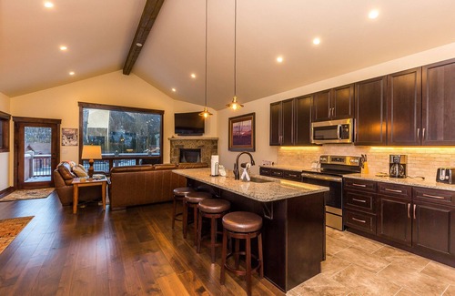 Keystone House | Shuttle Nearby, Minutes Away from Gondola, Shopping, Restaurants, and More!